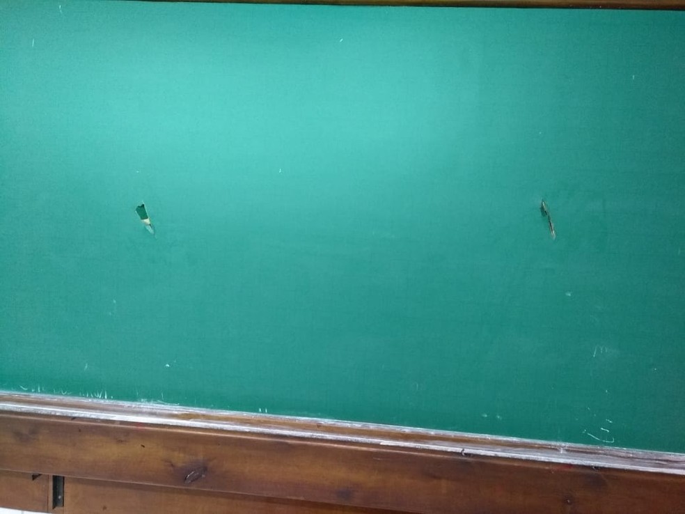 Os adolescentes desligaram o disjuntor das salas de aula durante a invasão. — Foto: Divulgação/PMPR