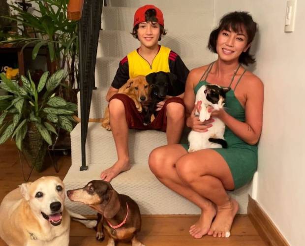Danni Suzuki e o filho, Kauai, com os seus pets (Foto: Instagram/@danisuzuki/Reprodução)