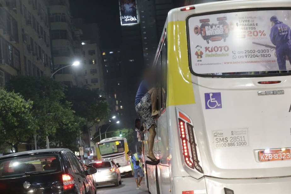 Ônibus da linha 474 é escoltado pela Polícia Militar na saída de Copacabana; mesmo assim, pessoas entraram no veículo utilizando as janelas