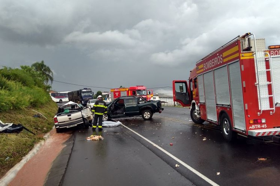 Uma pessoa morreu e quatro ficaram feridas em acidente na BR-282 em Cordilheira Alta (Foto: Corpo de Bombeiros/Divulgação)