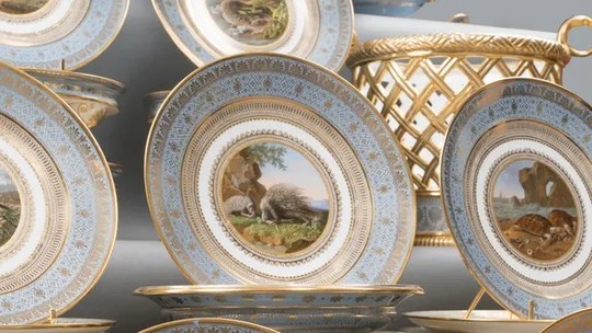 Louça com detalhes em ouro usada apenas pela rainha Elizabeth II vai a leilão por R$ 2,7 milhões