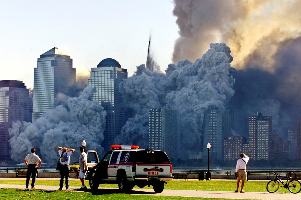 Pessoas observam de Nova Jersey enquanto a segunda torre do World Trade Center desmorona, cerca de 30 minutos após a primeira vir abaixo em Nova York, no dia 11 de setembro de 2001 — Foto: Ray Stubblebine/Reuters/Arquivo