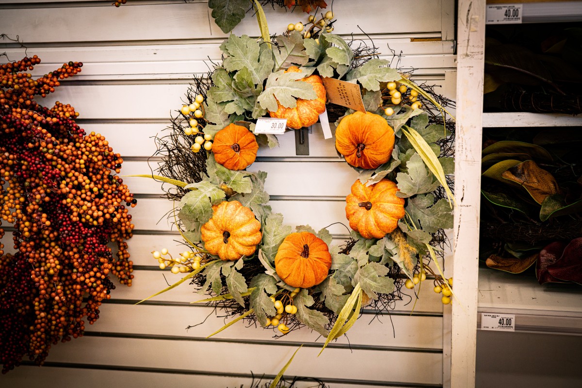 As guirlandas podem trazer um charme para a entrada da sua casa no halloween  (Foto: Unplash / CreativeCommons)