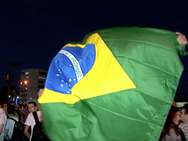 Bandeira do Brasil é levantada em protesto. (Foto: Reprodução/TV Gazeta)
