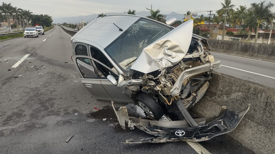 Policial militar fica ferido após acidente entre carros e viatura em Praia Grande, SP