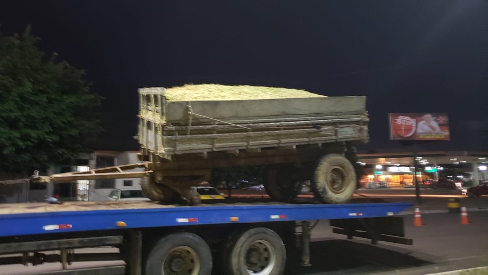 Caminhão de reboque estava sem chassi e registro e foi recolhido para o pátio do DER de Arapiraca — Foto: BPRv