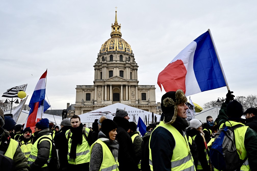 Coletes amarelos participam da dÃ©cima semana de protestos em Paris, neste sÃ¡bado (19). â€” Foto: Philippe Lopez/AFP
