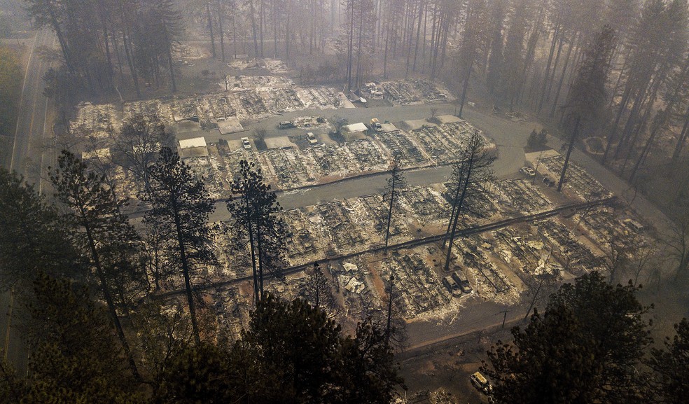 Imagem de 15 de novembro mostra casas destruÃ­das pelo incÃªndio Camp Fire em Paradise, na CalifÃ³rnia â€” Foto: Noah Berger / AP Photo