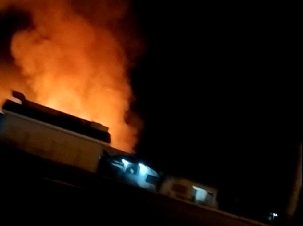 Incêndio atingiu sede de fábrica de nutrição animal e sementes, em Presidente Bernardes (SP) — Foto: Redes sociais