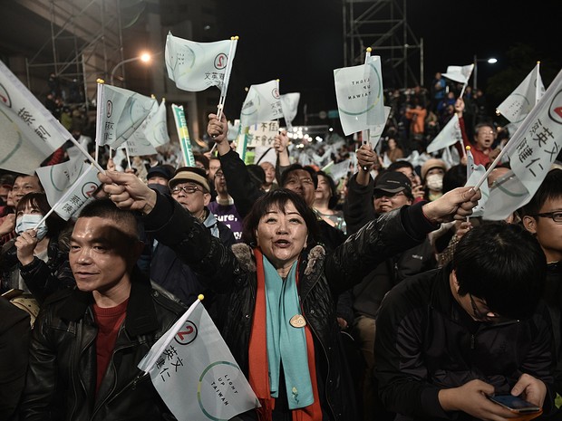Eleitores comemoram resultado de pesquisa que dá vitória a Tsai Ing-wen como presidente de Taiwan (Foto: Philippe Lopez/AFP)