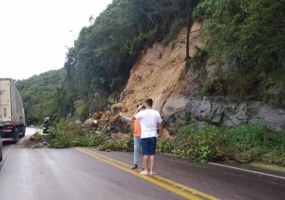 Deslizamento aconteceu no Km 96 da rodovia, em Ipiúna — Foto: Fernanda Fachini/ Arquivo pessoal