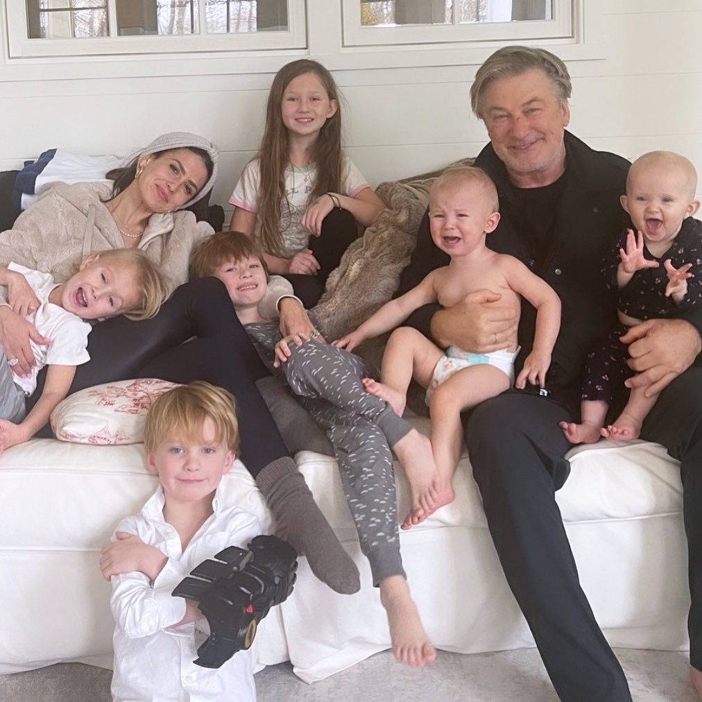 Alec Baldwin surge sorridente com a família (Foto: Reprodução/ Instagram)
