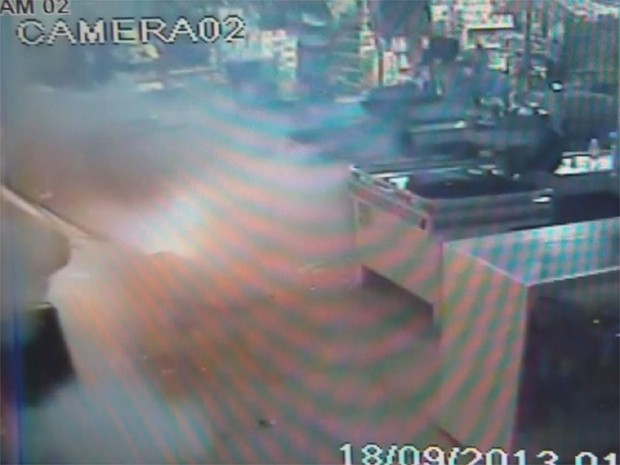 Câmera de segurança registrou momento da explosão em supermercado em Franca (Foto: Reprodução/EPTV)