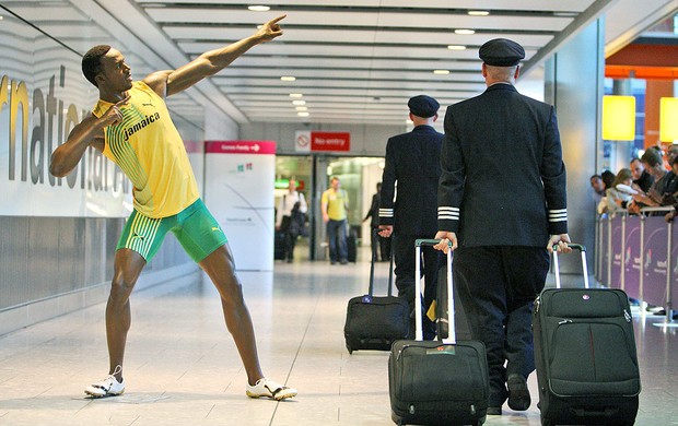 boneco de cera de Bolt no aeroporto em Londres (Foto: AP)