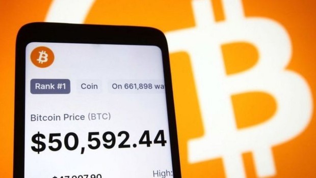Cotação do bitcoin é marcada pela alta volatilidade (Foto: Nurphoto via BBC News)