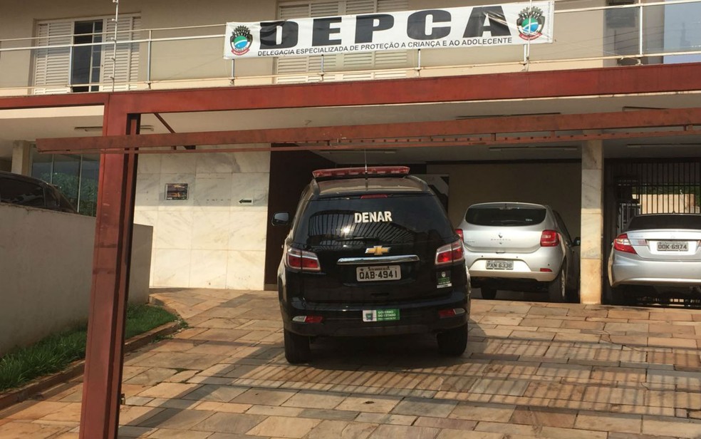 Após a prisão, o suspeito foi levado pelos policiais para a sede da DPCA no bairro Amambaí (Foto: Graziela Rezende/G1 MS)