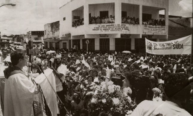 De volta a Ribeirão em 1993, o Padre Vito celebra missa em praça pública