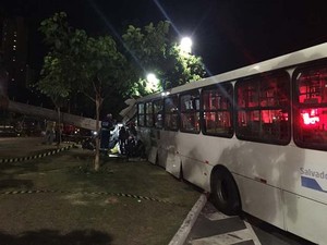 Poste atingido acabou caindo na via em Salvador (Foto: Giana Mattiazzi/ Tv Bahia)