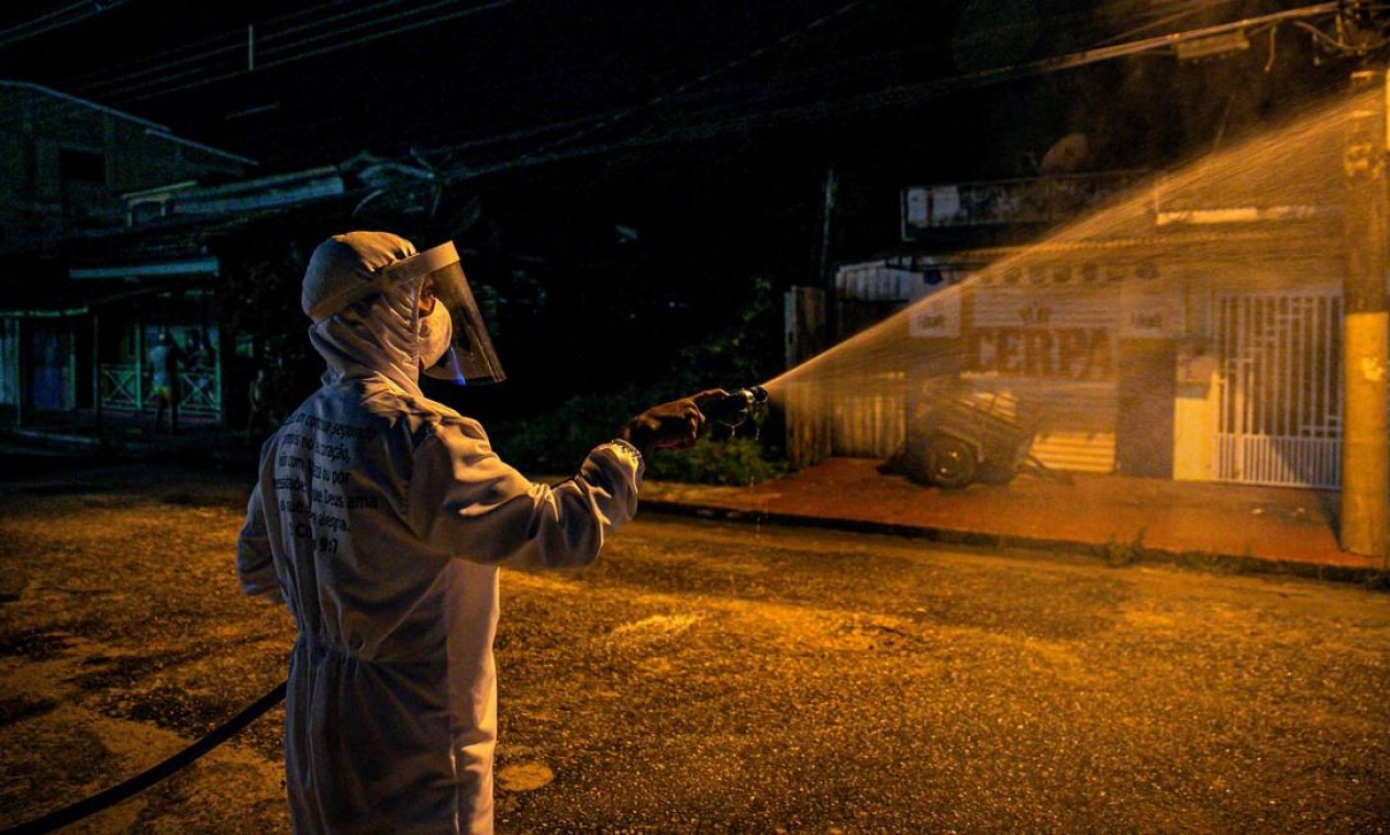 Funcionário de limpeza desinfecta uma rua no sudoeste da ilha do Marajó, no Pará — Foto: TARSO SARRAF / AFP