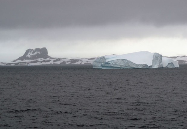 Iceberg no oceano gelado, na Antártica (Foto: Eduardo Carvalho/G1)