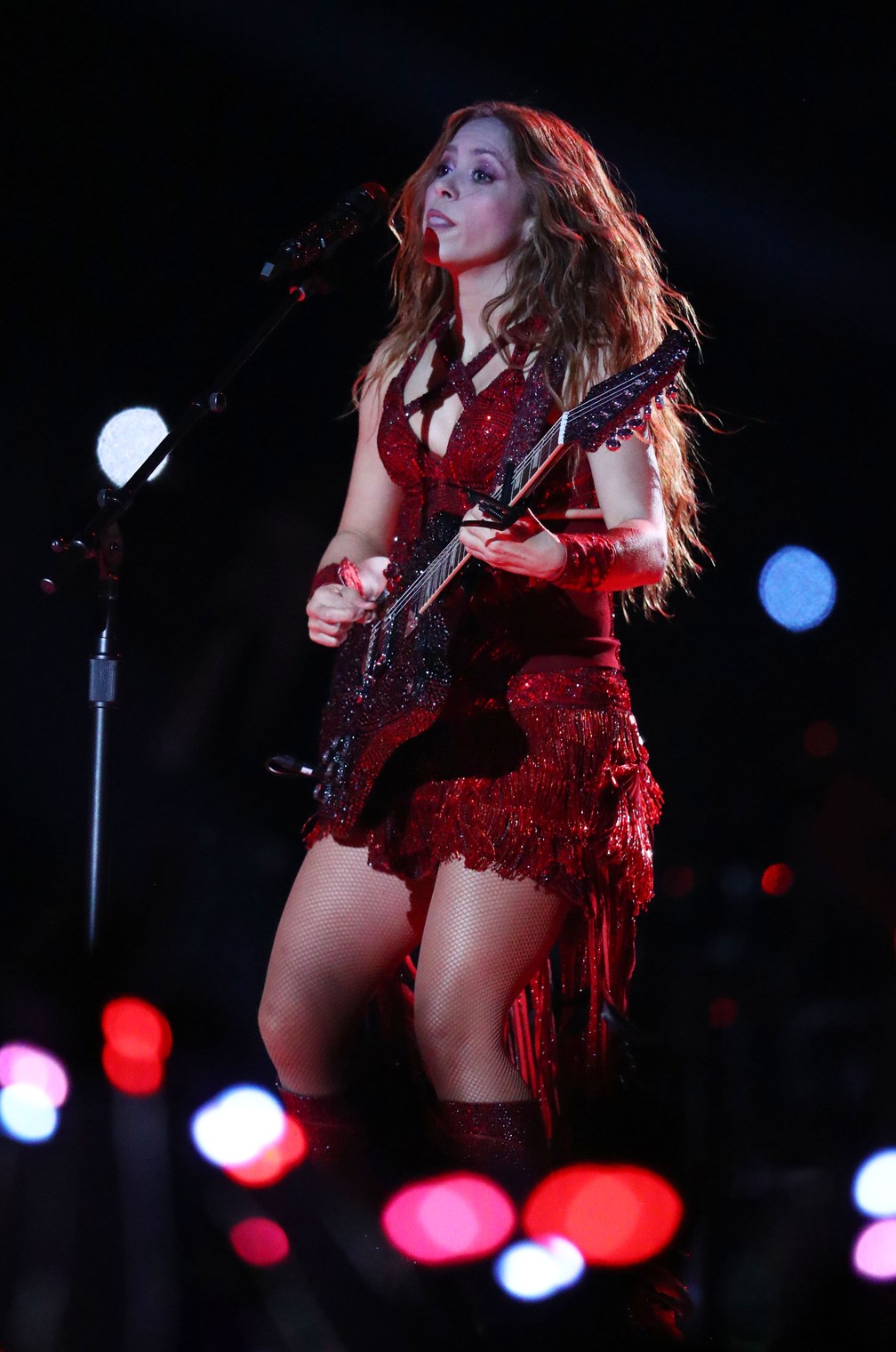 Shakira toca guitarra no Super Bowl — Foto: Mark J. Rebilas / USA TODAY Sports