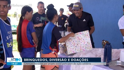 Projeto social promove atividades, doações de alimentos e entrega de presentes