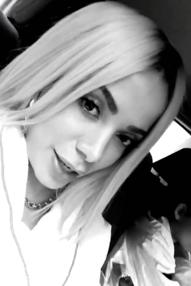 Loira? Anitta surge com fios mais claros em vídeo p&b (Foto: Reprodução/Instagram)