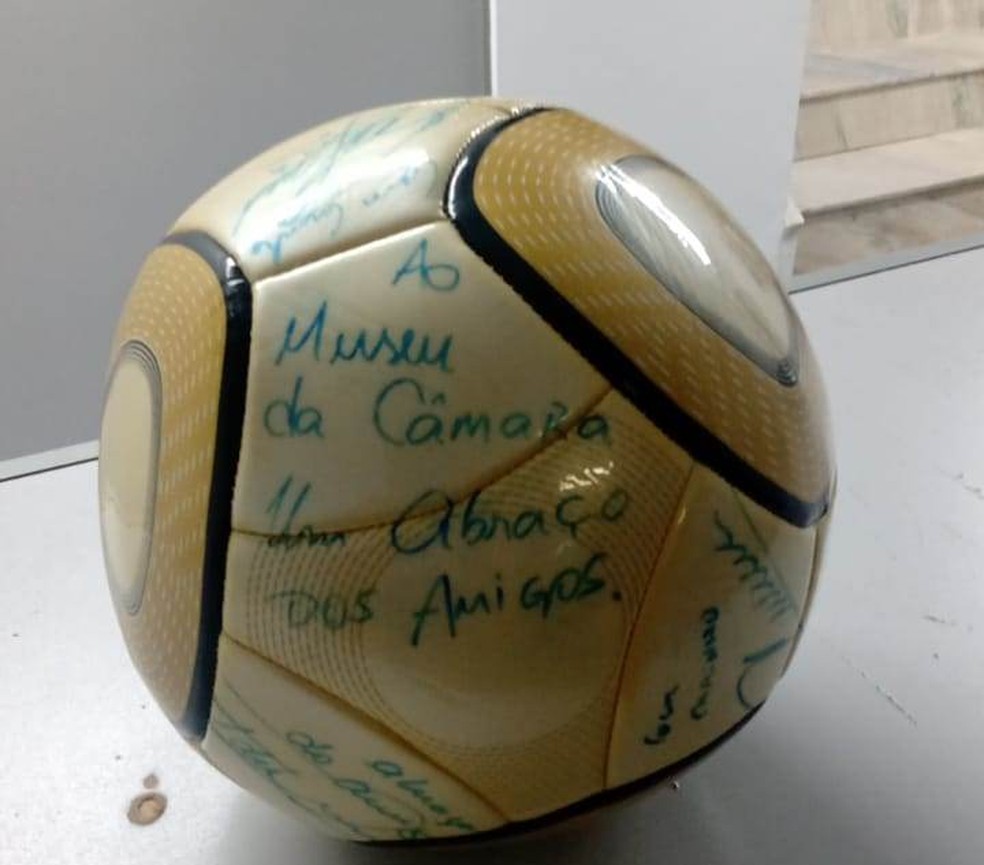 Bola autografada por Neymar é encontrada em Sorocaba e está na Polícia Federal — Foto: Arquivo Pessoal