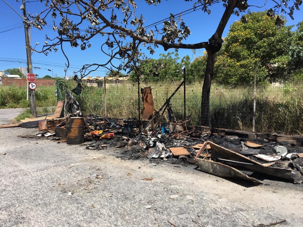 Barraca onde vivia Jesus Maciel sofreu incêndio na madrugada deste domingo (2).  — Foto: Walbert Costa/Sistema Verdes Mares