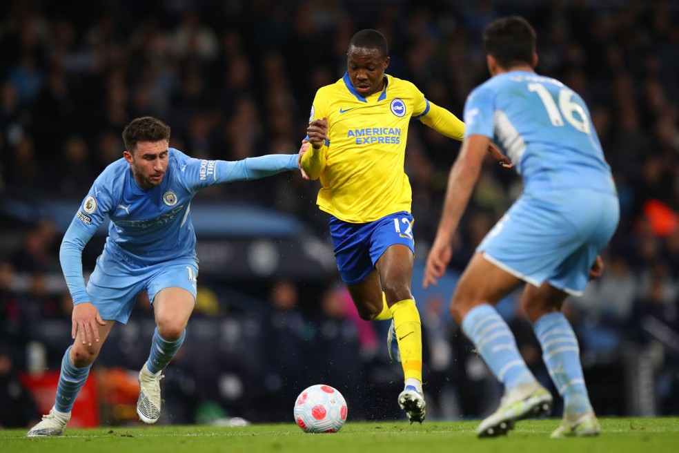 Mwepu em ação em Manchester City x Brighton — Foto: Getty Images