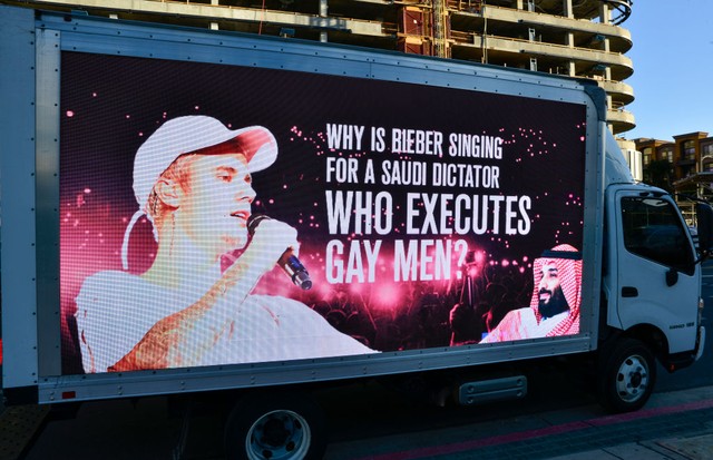 LOS ANGELES, CALIFORNIA - NOVEMBER 21: Mobile billboard urging Justin Bieber to cancel his upcoming concert in Saudi Arabia near the Microsoft Theater on November 21, 2021 in Los Angeles, California. (Photo by Jerod Harris/Getty Images for Human Rights Fo (Foto: Getty Images for Human Rights Fo)