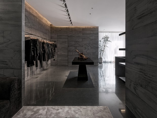 Rosa claro e preto dividem interiores de boutique de luxo na China (Foto: Juning Yang/Reprodução)