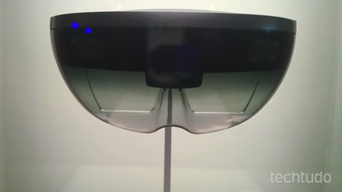 HoloLens também mostra hologramas, mas só para quem usa o dispositivo na cabeça (Foto: Elson de Souza/TechTudo)