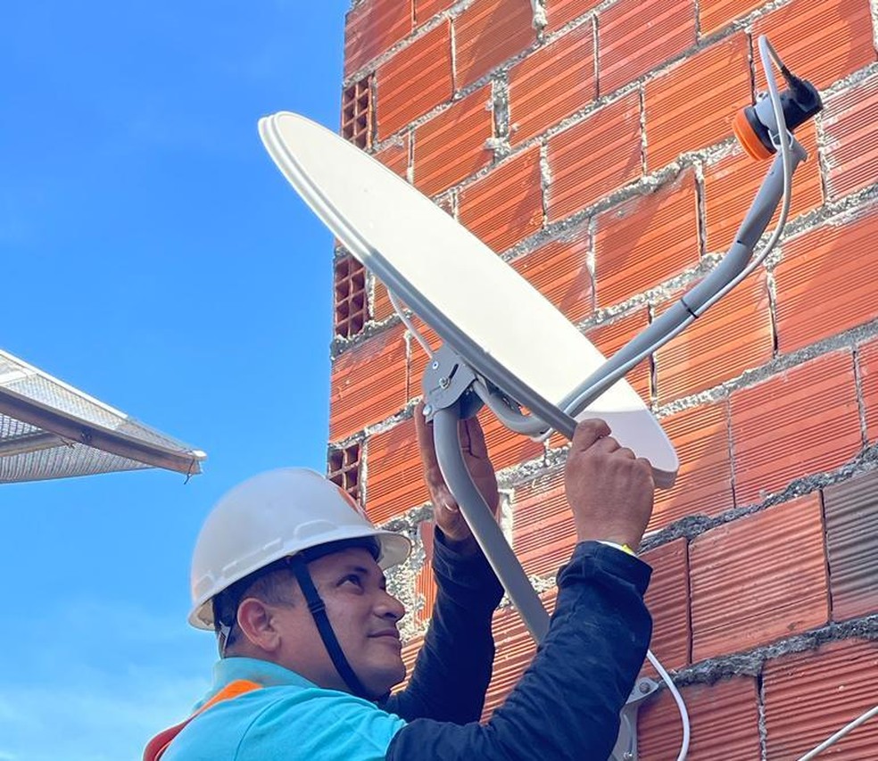 Técnico instala nova antena parabólica digital em casa — Foto: Divulgação