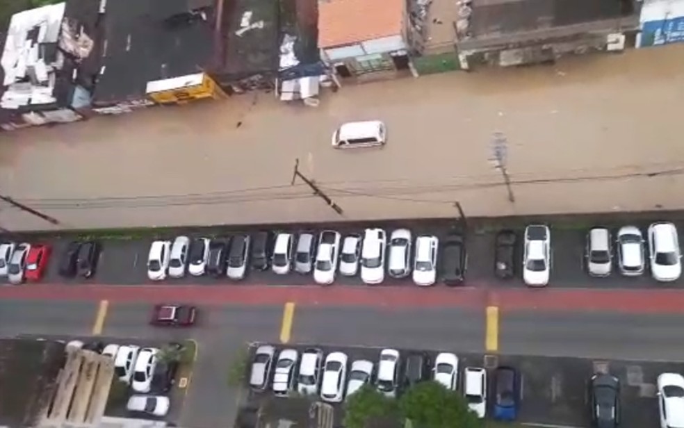 Rua de Paulista, no Grande Recife, ficou completamente alagada nesta quinta-feira (13) — Foto: Reprodução/WhatsApp