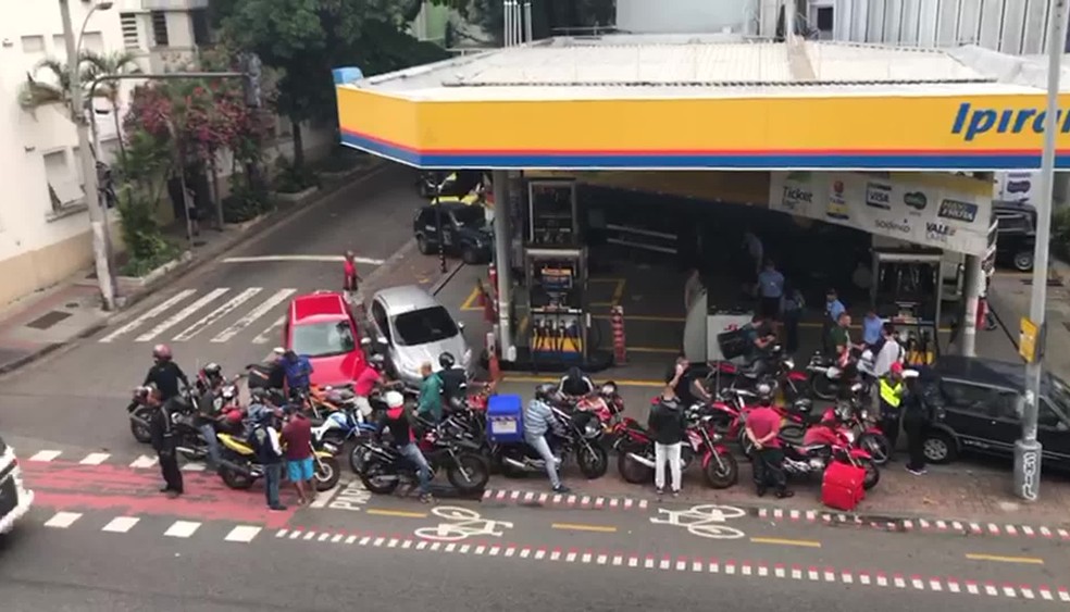 Motoristas e motociclistas fazem fila em posto em Laranjeiras, Zona Sul do Rio (Foto: Reprodução)