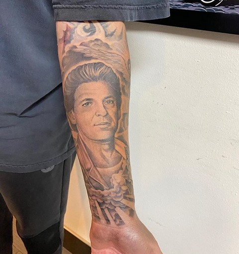 A tatuagem feita por Rob Kardashian em homenagem ao pai, o advogado Robert Kardashian (1944-2003) (Foto: Instagram)