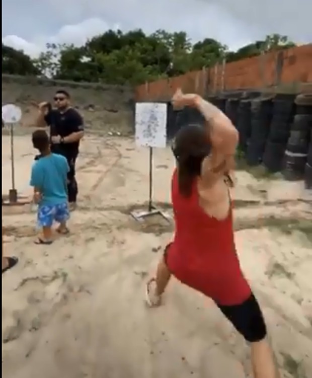 Whindersson Nunes assusta amigos em aula de tiro (Foto: Reprodução/Instagram)