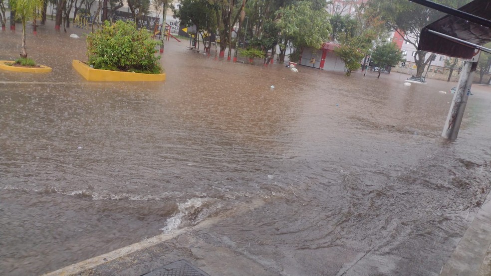 Rua alagada em Arthur Alvim, Zona Leste de São Paulo — Foto: Arquivo Pessoal