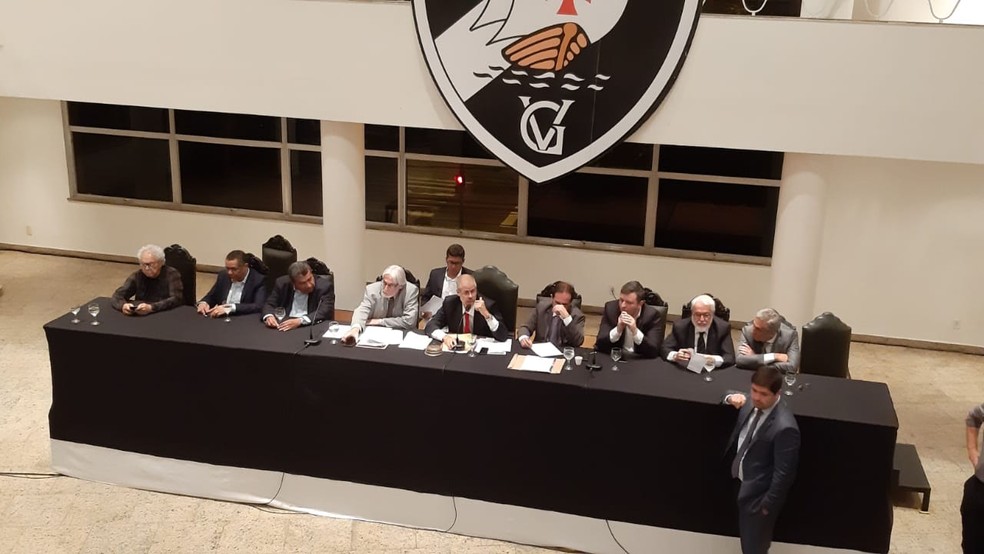 Mesa de composi��o para a hist�rica reuni�o do Conselho Deliberativo do Vasco, com presidentes de principais poderes do clube � Foto: Felippe Costa