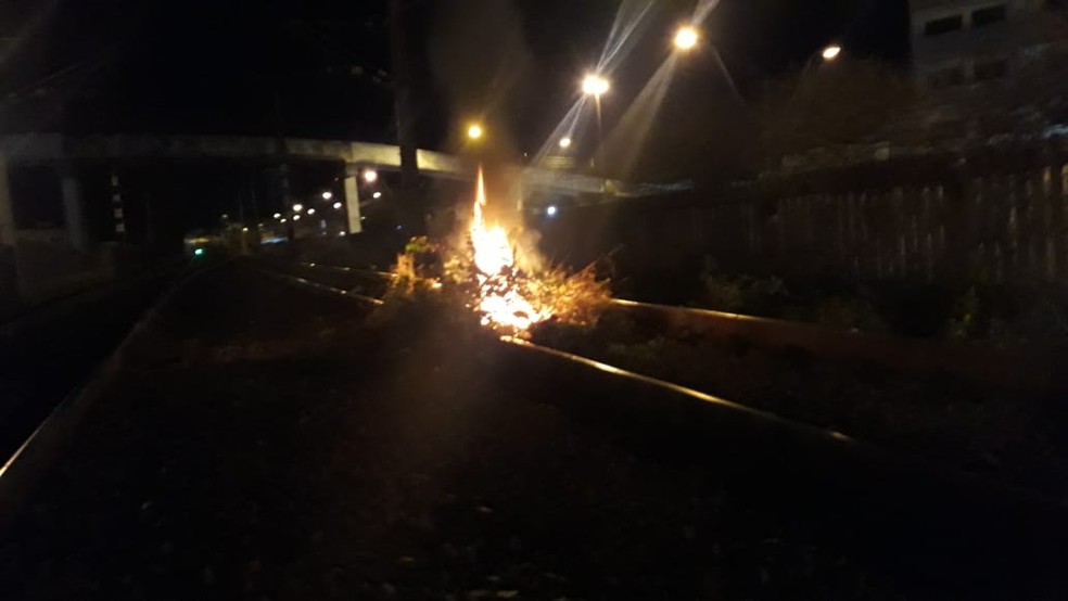 SAPUCAIA DO SUL, 5H30: Fogo foi colocado em trilho da Trensurb  — Foto: Divulgação/BM
