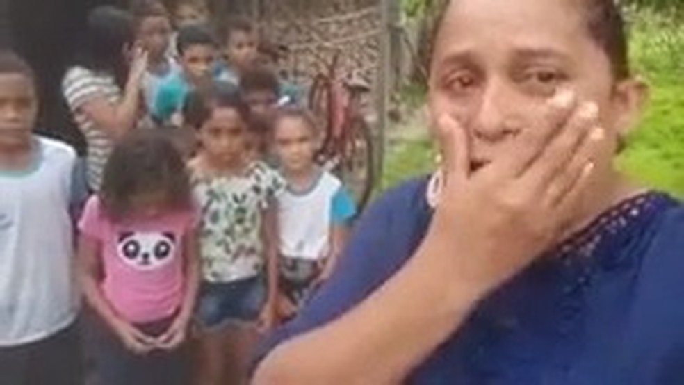 Vídeo de professora criticando as condições de ensino em uma casa de taipa em Chapadinha viralizou na internet — Foto: Reprodução/Redes Sociais