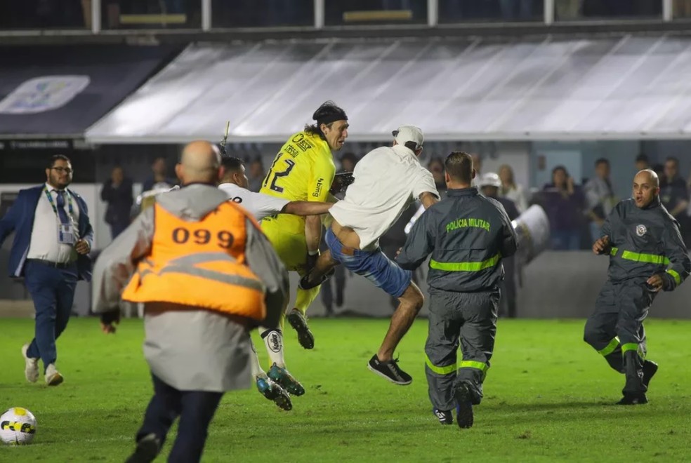 Goleiro Cássio foi agredido por torcedor do Santos — Foto: Fernanda Luz/AGIF