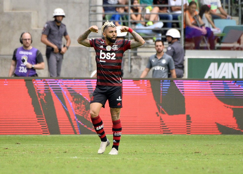 Gabigol comemora o segundo gol do Flamengo sobre o Palmeiras, em São Paulo, em 2019 — Foto: Marco Ribolli