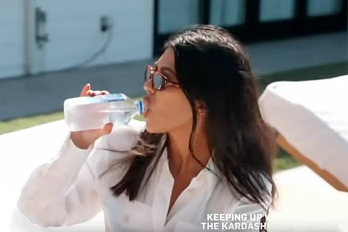 Kourtney Kardashian em cena do reality Keeping Up With the Kardashians (Foto: Reprodução)