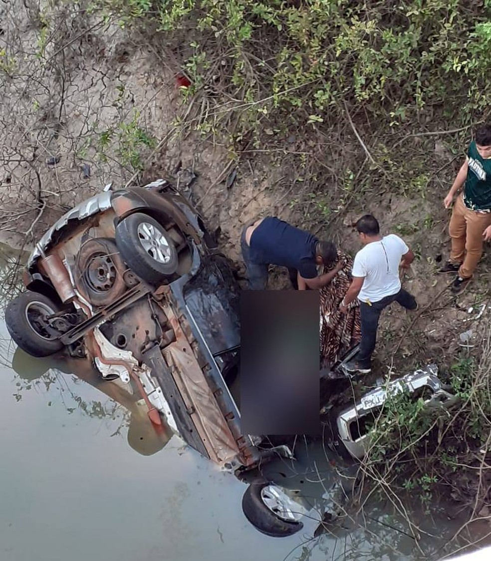 Carro saiu da pista e caiu em rio, na BR-070, em Cceres  Foto: Divulgao