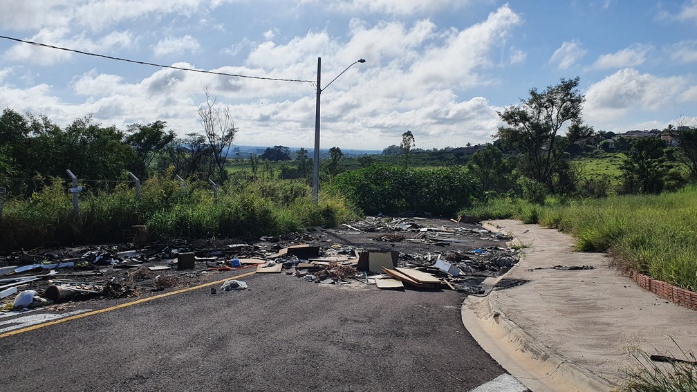Pessoas jogam resíduos e lixos diversos em locais com área verde — Foto: Stephanie Fonseca/g1