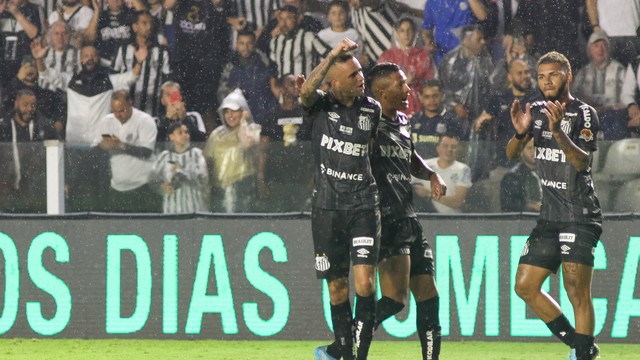 Luan festeja gol pelo Santos contra o Athletico