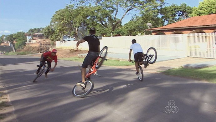 Competição de manobras em bicicletas atrai jovens e o esporte ganha força