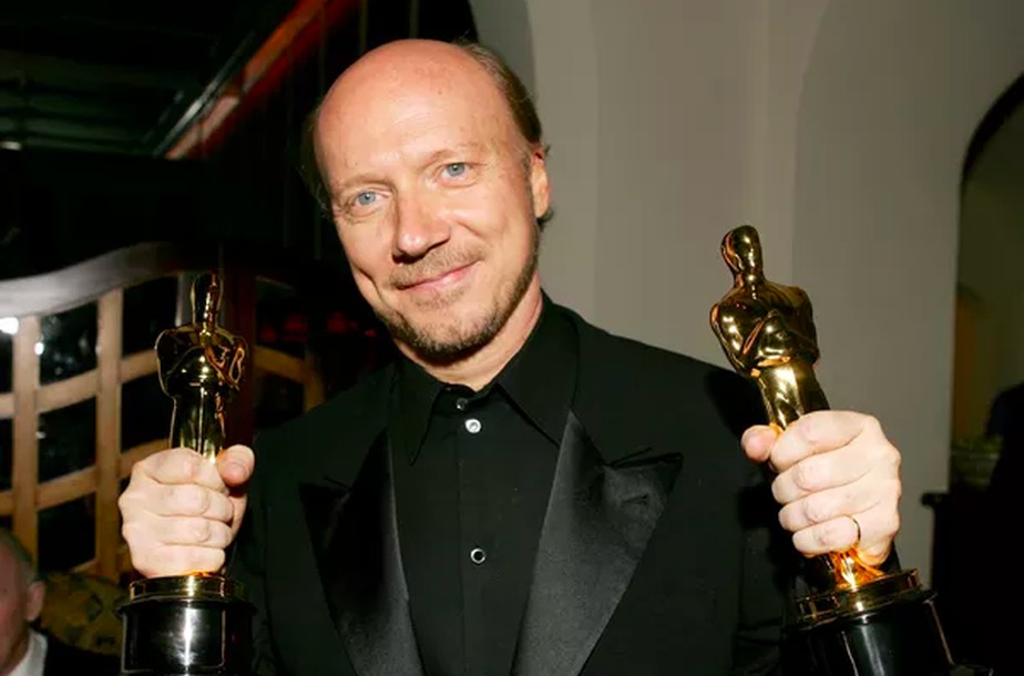 Paul Haggis posa com as duas estatuetas do Oscar conquistadas com o Crash - No Limite (2004) (Foto: Getty Images)